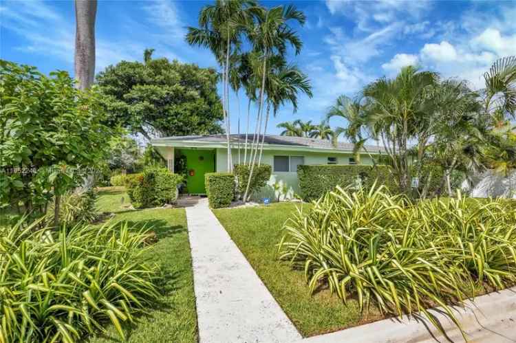 Single-family house For Sale in 1301, Marseille Drive, Miami Beach, Florida