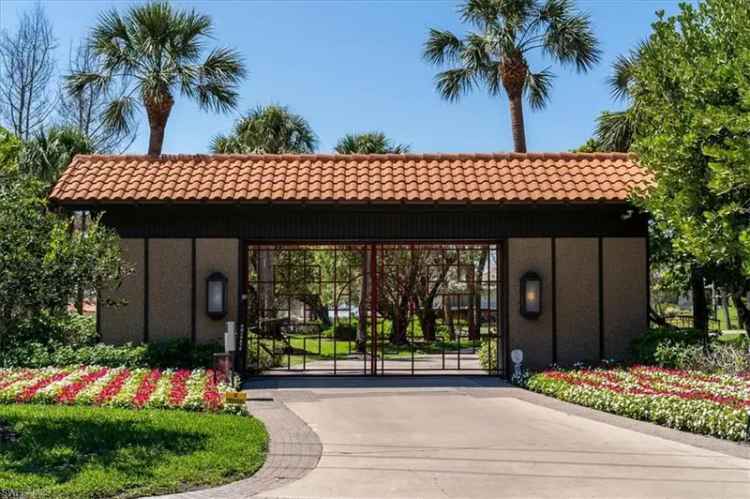 Single-family house For Sale in Naples, Florida