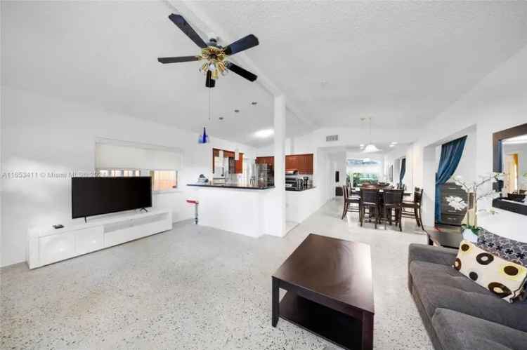 Single-family house For Sale in Hallandale Beach, Florida