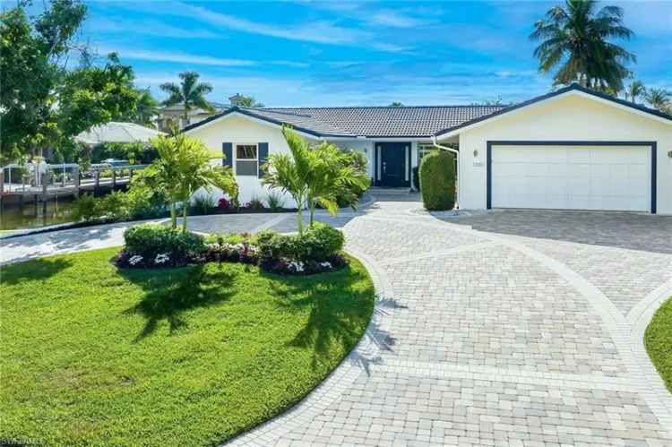 Single-family house For Sale in Naples, Florida