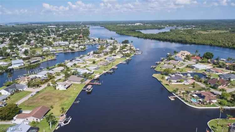 Single-family house For Sale in Fort Myers Shores, Florida