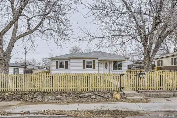 Single-family house For Sale in 1840, Rowena Street, Thornton, Colorado