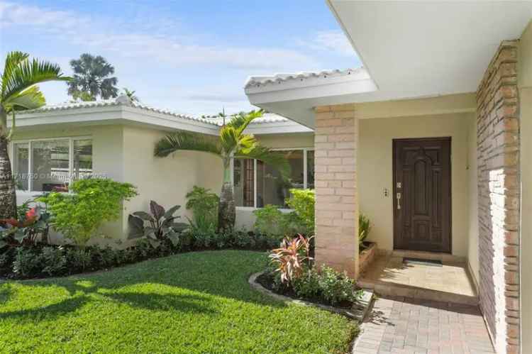 Single-family house For Sale in 6140, Pine Tree Drive, Miami Beach, Florida