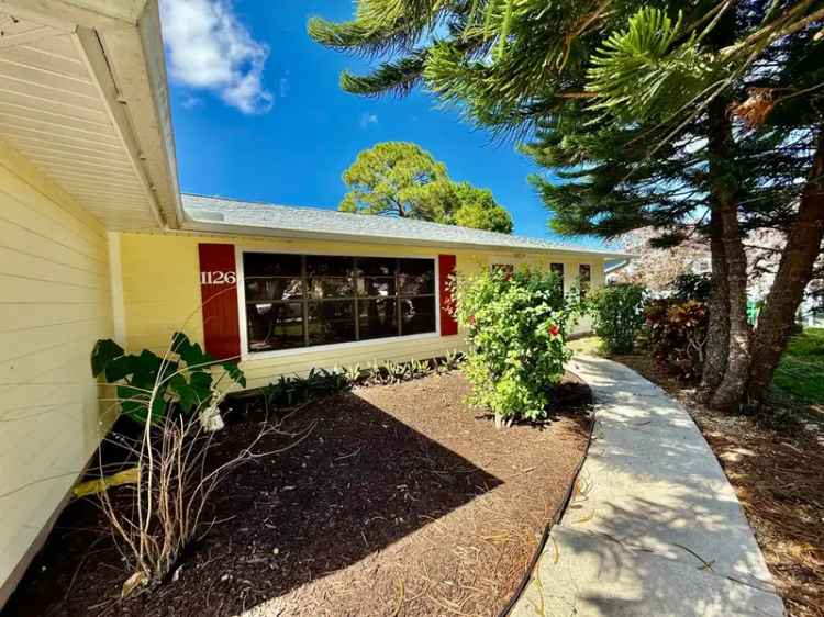 Single-family house For Sale in 1126, Southwest Ithaca Street, Port Saint Lucie, Florida