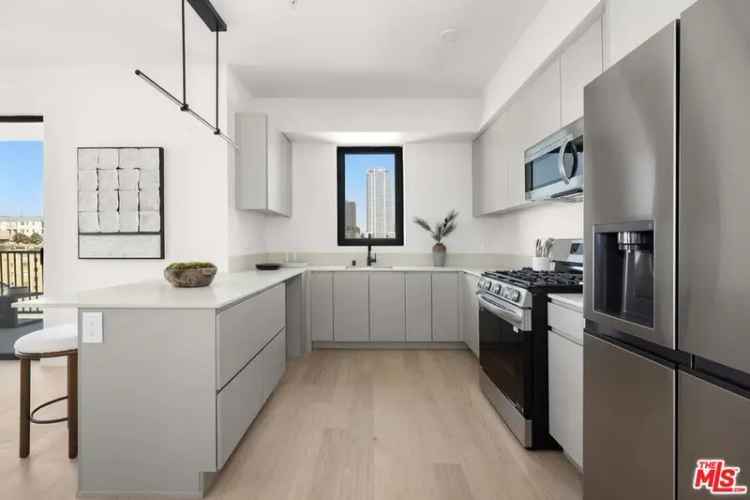 Condo For Sale in Los Angeles, California