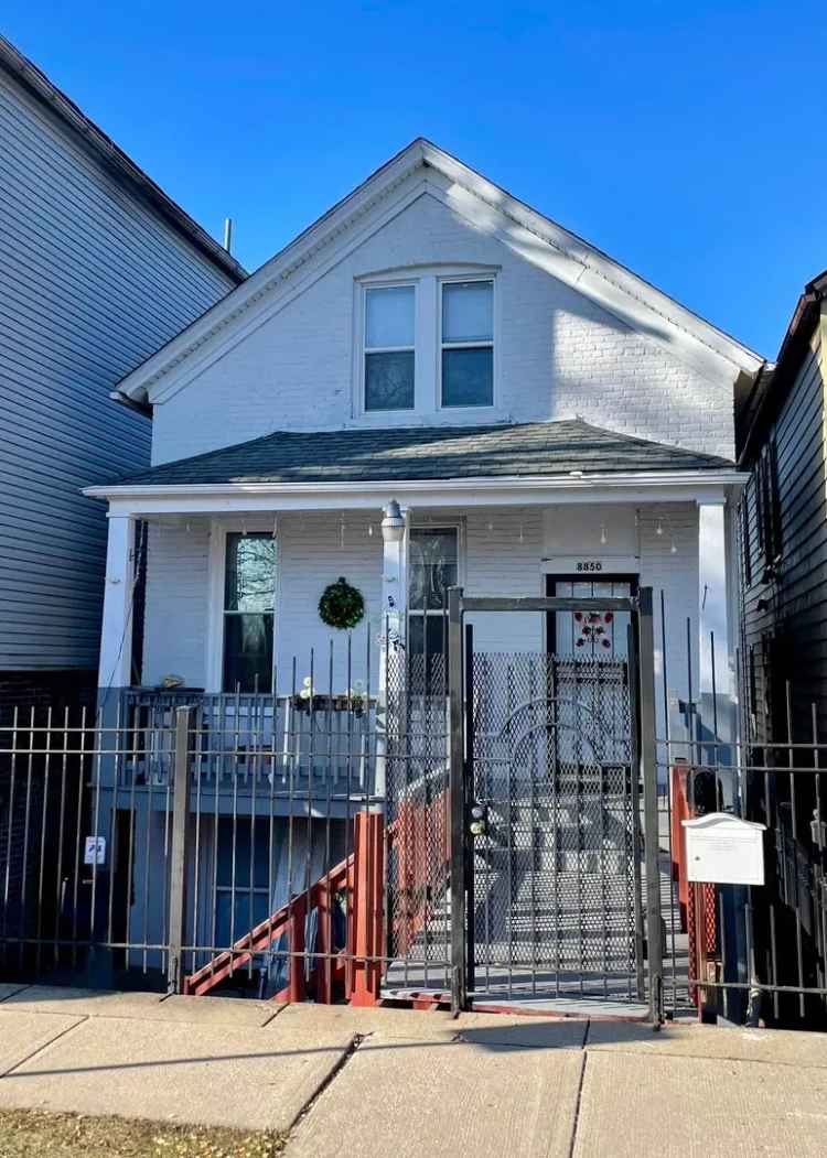 Single-family house For Sale in 8850, South Buffalo Avenue, Chicago, Illinois