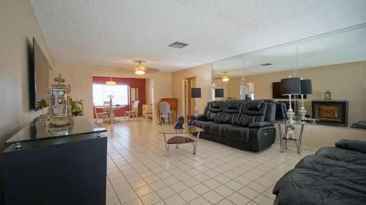 Single-family house For Sale in 2012, Southwest 16th Avenue, Boynton Beach, Florida