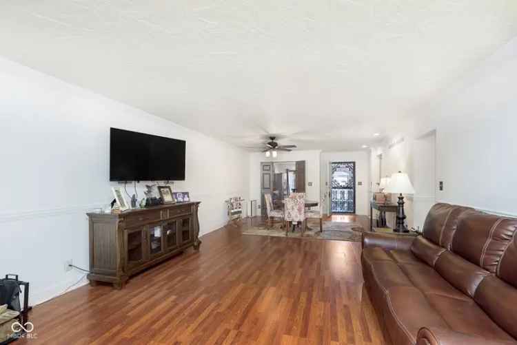 Condo For Sale in 8437, Quail Hollow Road, Indianapolis, Indiana