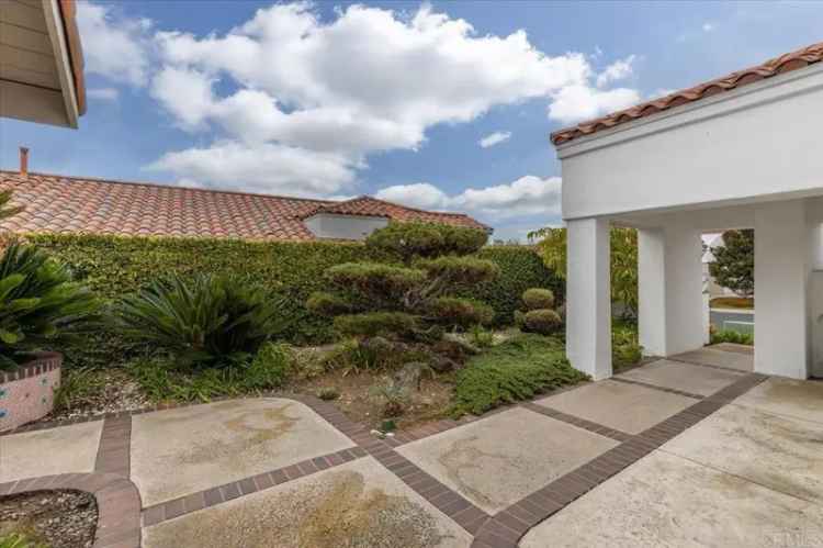 Single-family house For Sale in 4898, Galicia Way, Oceanside, California