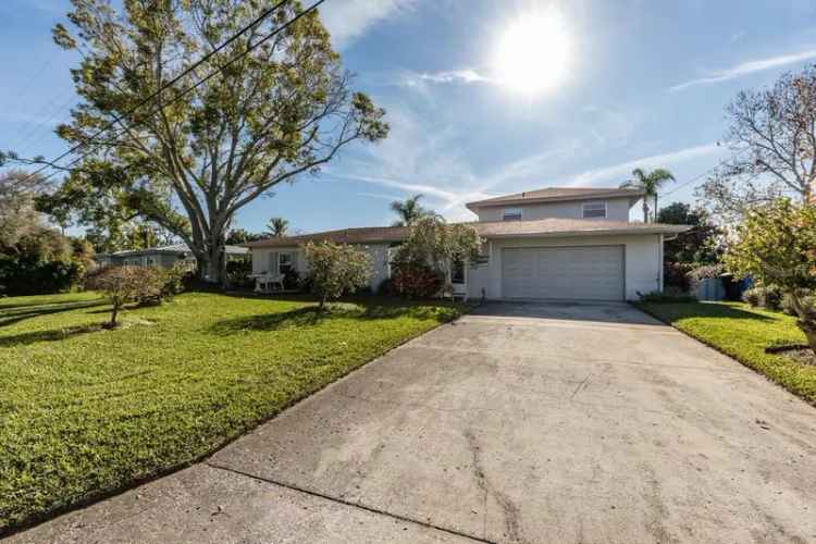 Single-family house For Sale in 9440, Sun Isle Drive Northeast, Saint Petersburg, Florida