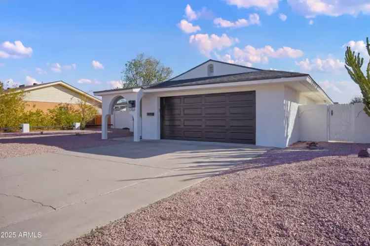 Single-family house For Sale in 1703, East Laguna Drive, Tempe, Arizona