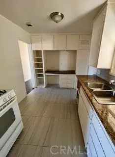 Multi-family house For Sale in Victorville, California