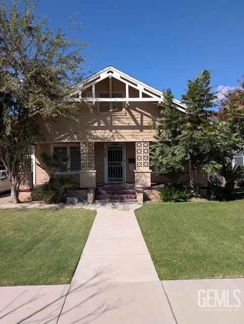 Single-family house For Sale in Bakersfield, California