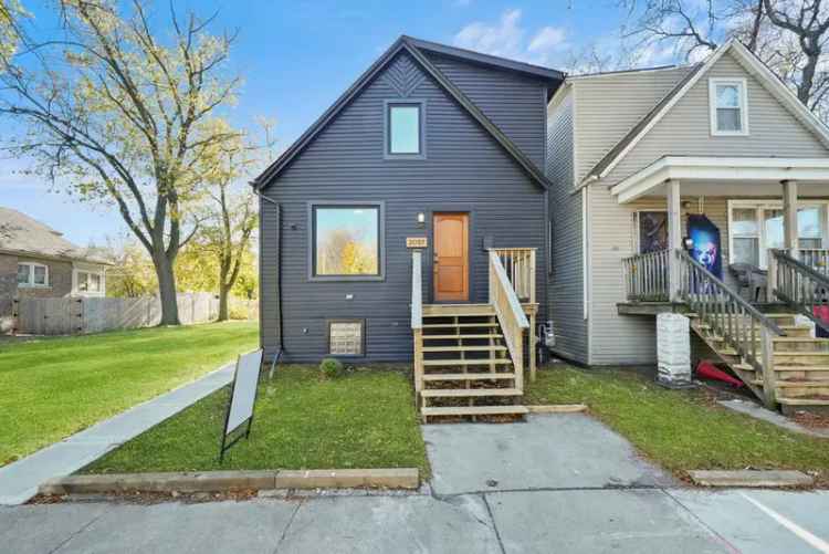 Single-family house For Sale in 2057, West 68th Street, Chicago, Illinois