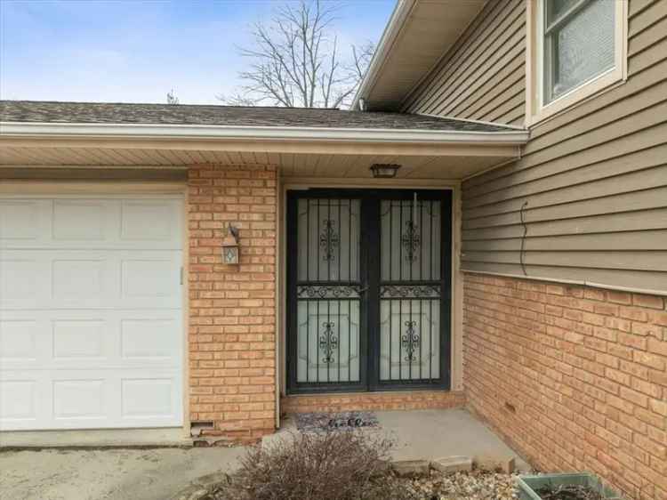 Single-family house For Sale in 305, North Bone Drive, Normal, Illinois