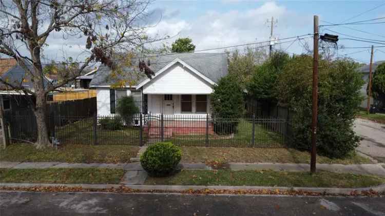 Multi-family house For Sale in 222, East Pearce Street, Baytown, Texas