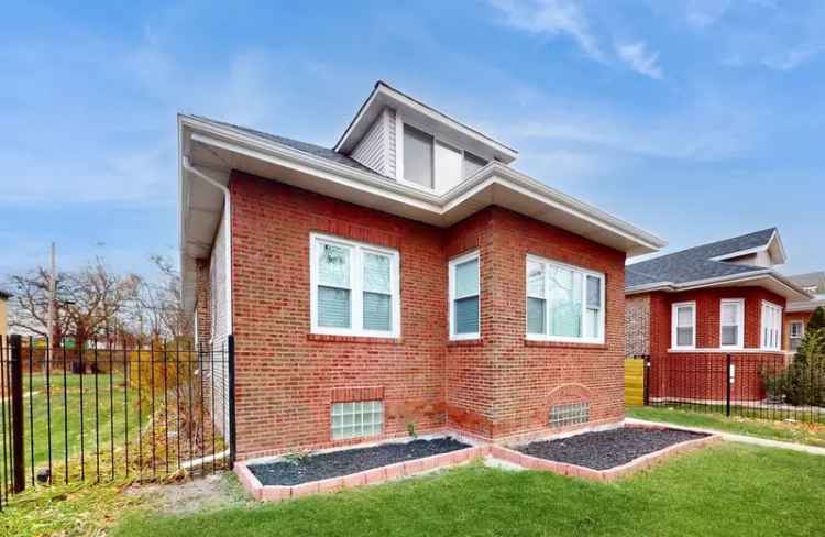 Single-family house For Sale in 7917, South Oglesby Avenue, Chicago, Illinois