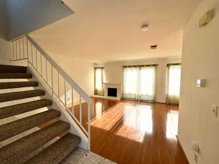 Condo For Sale in 18, Fuchsia, Irvine, California