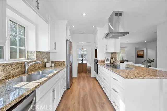 Single-family house For Sale in 5518, Simpson Avenue, Los Angeles, California