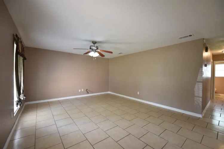 Single-family house For Sale in Angleton, Texas