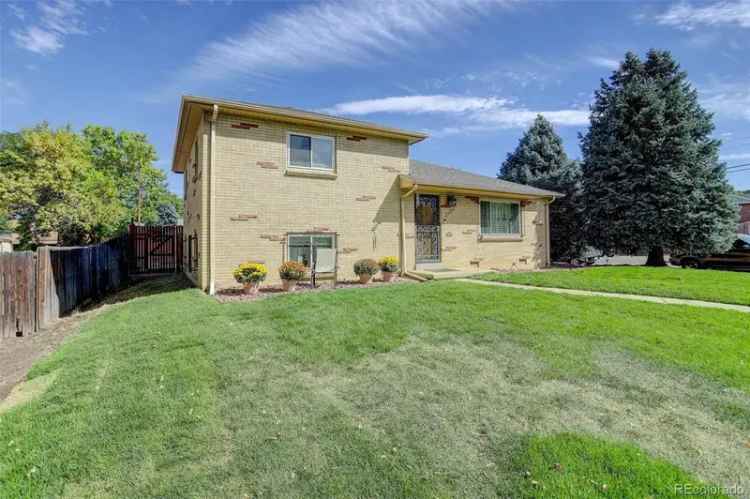 Single-family house For Sale in 2488, South Zurich Court, Denver, Colorado