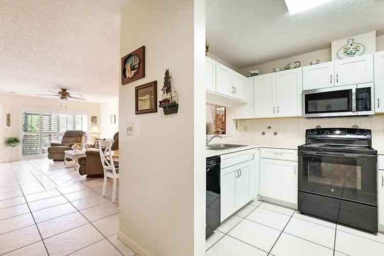 Condo For Sale in Greenacres, Florida