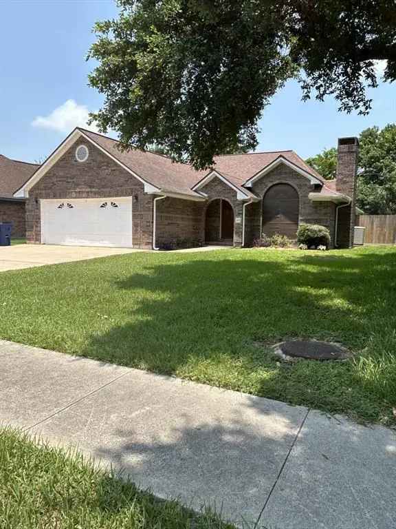 Single-family house For Sale in Angleton, Texas