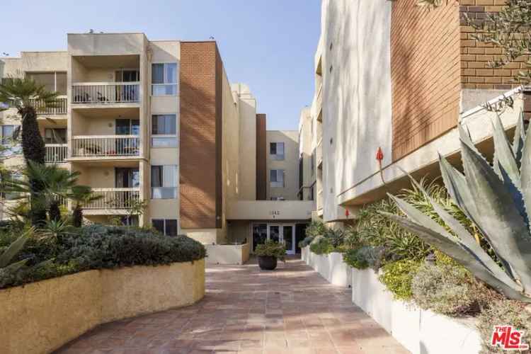 Condo For Sale in 5143, Bakman Avenue, Los Angeles, California