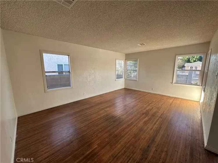 Single-family house For Sale in 14810, Oro Grande Street, Los Angeles, California