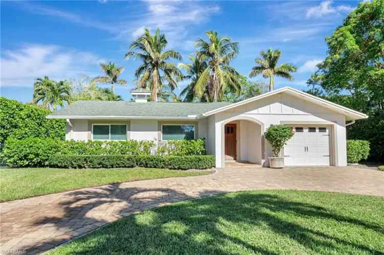 Single-family house For Sale in 1387, 28th Avenue North, Naples, Florida