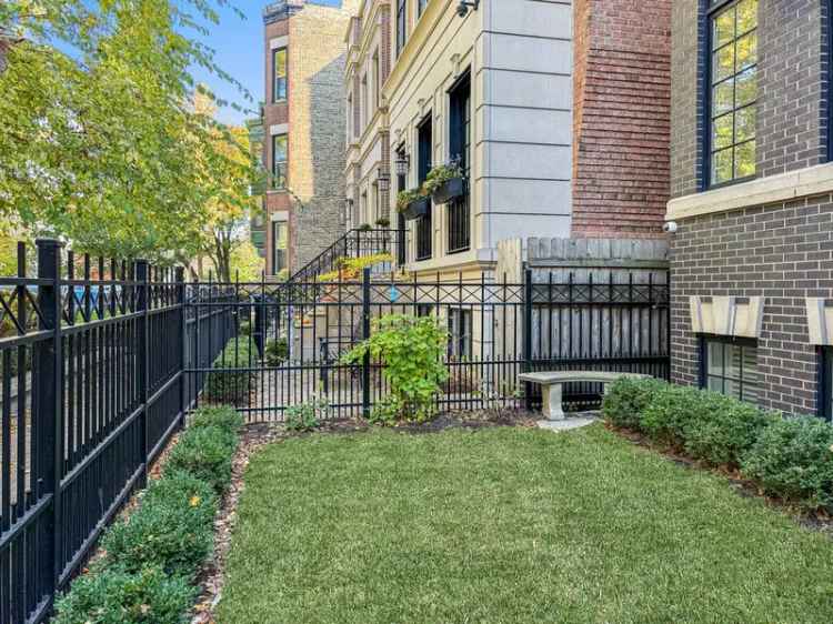 Single-family house For Sale in 1323, West Melrose Street, Chicago, Illinois