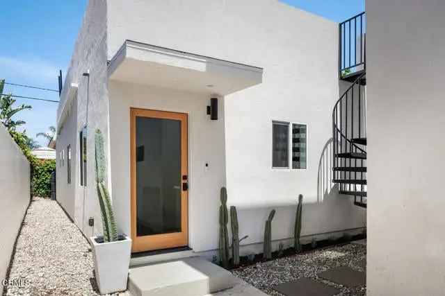 Single-family house For Sale in 2911, North Coolidge Avenue, Los Angeles, California