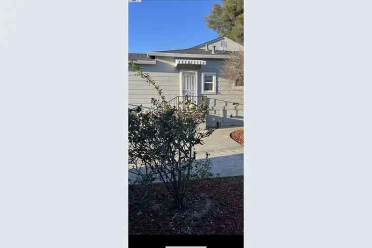 Single-family house For Sale in 21828, Redwood Road, Castro Valley, California