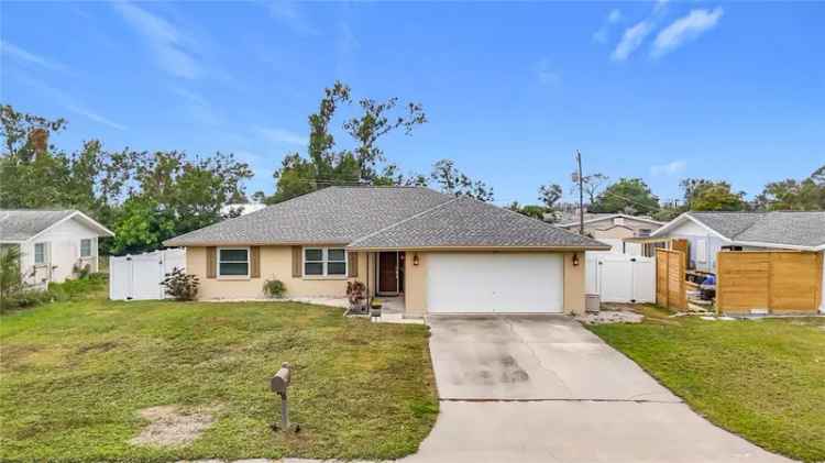 Single-family house For Sale in 161, Sandhurst Drive, Plantation, Florida