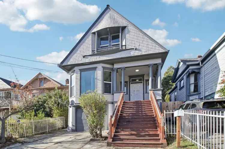 Single-family house For Sale in 3133, Harrison Street, Oakland, California