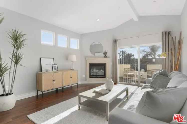 Condo For Sale in 1726, South Bentley Avenue, Los Angeles, California