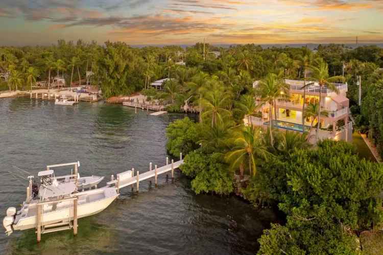 Single-family house For Sale in 100, List Street, Islamorada, Florida