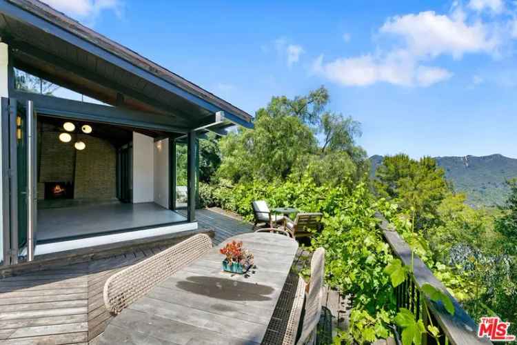 Single-family house For Sale in Topanga, California