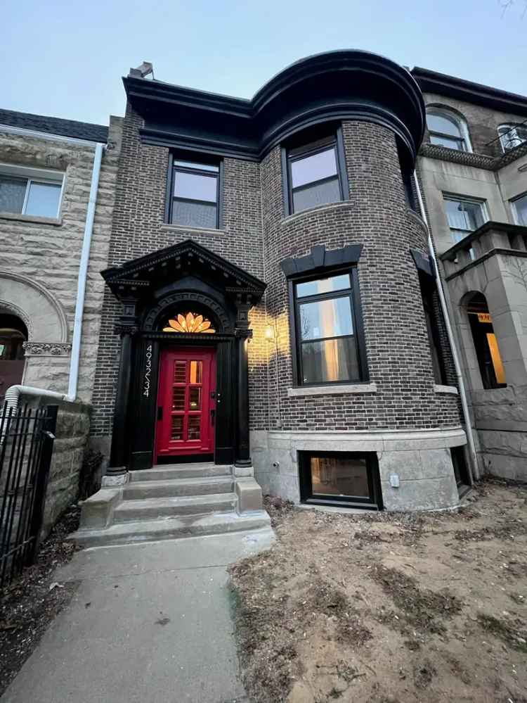 Sunny 3-Bedroom Apartment in Bronzeville