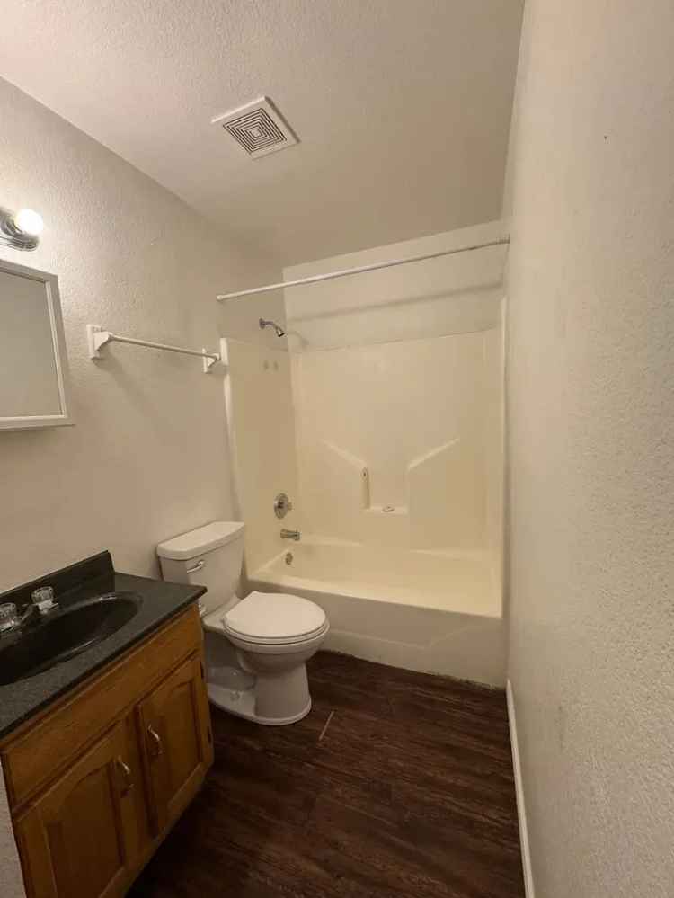 Cozy 2-Bedroom Apartment in Cleburne TX