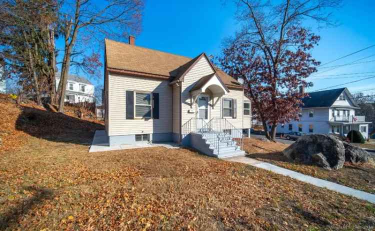 Single-family house For Sale in 108, Bunker Hill Avenue, Waterbury, Connecticut