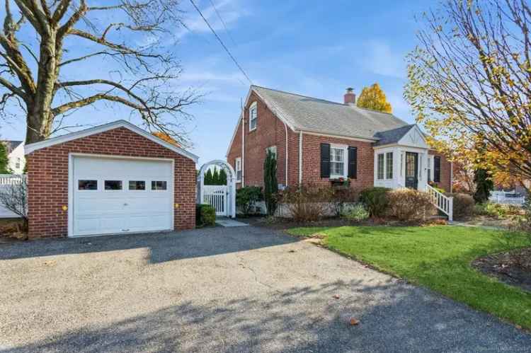 Single-family house For Sale in 273, Oldfield Road, Fairfield, Connecticut