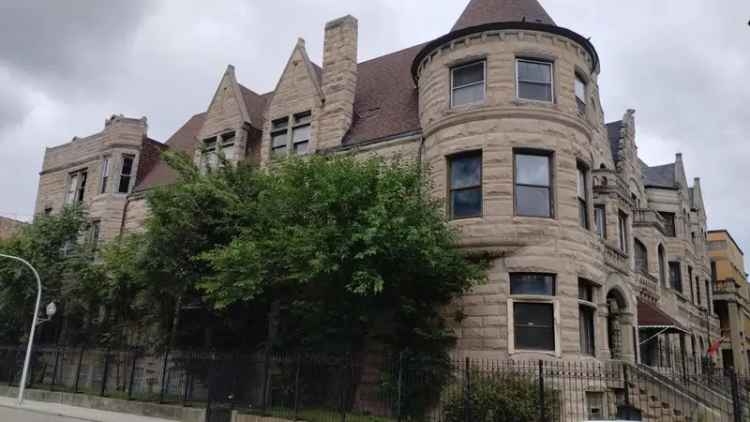 Single-family house For Sale in Chicago, Illinois