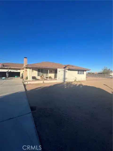 Single-family house For Sale in 15282, Live Oak Street, Hesperia, California