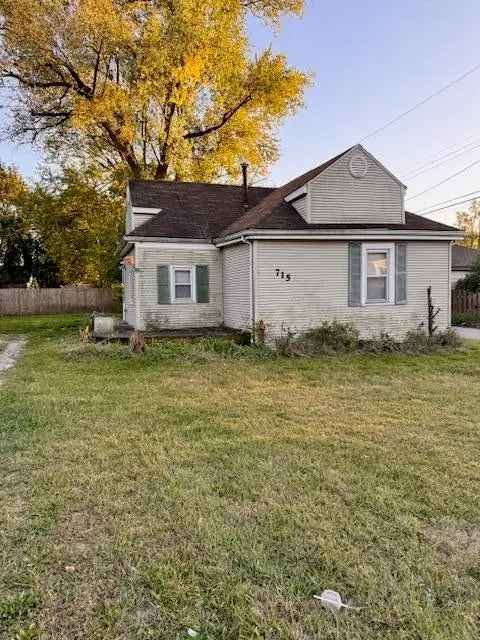 Single-family house For Sale in 715, East Lake Street, Griffith, Indiana