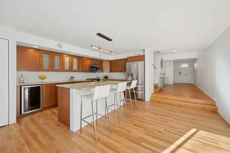 Condo For Sale in 553, West Eugenie Street, Chicago, Illinois