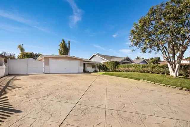 Single-family house For Sale in 5199, El Arbol Drive, Carlsbad, California