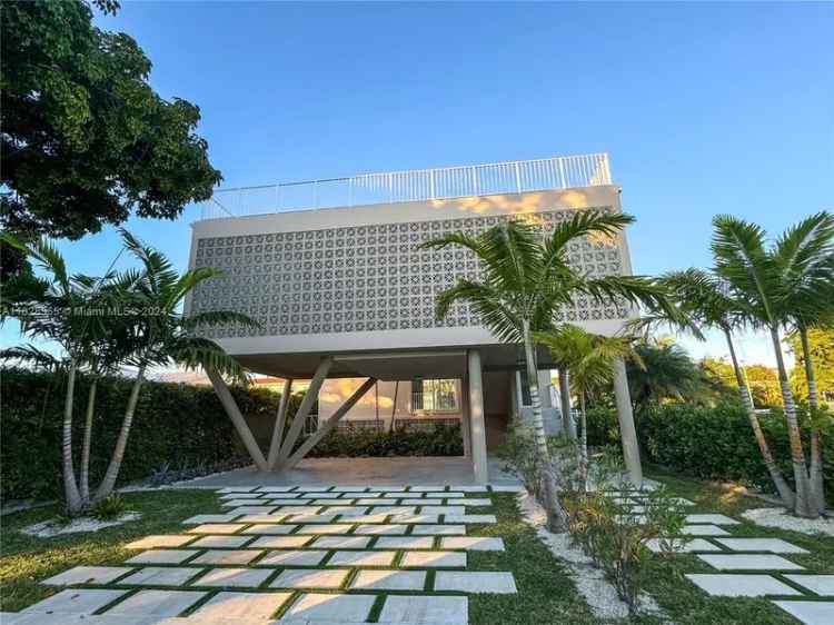 Single-family house For Sale in 1065, Northeast Little River Drive, Miami, Florida