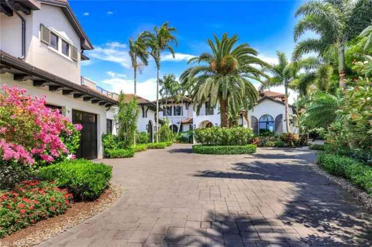 Single-family house For Sale in Naples, Florida