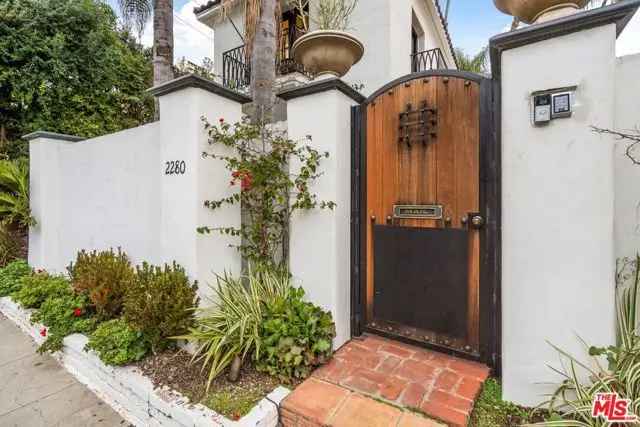 Single-family house For Sale in 2280, Holly Drive, Los Angeles, California